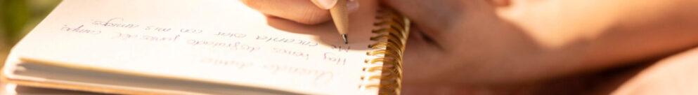 Escribir una carta es una de las recomendaciones de Alaxandra Kennedy para afrontar el duelo.