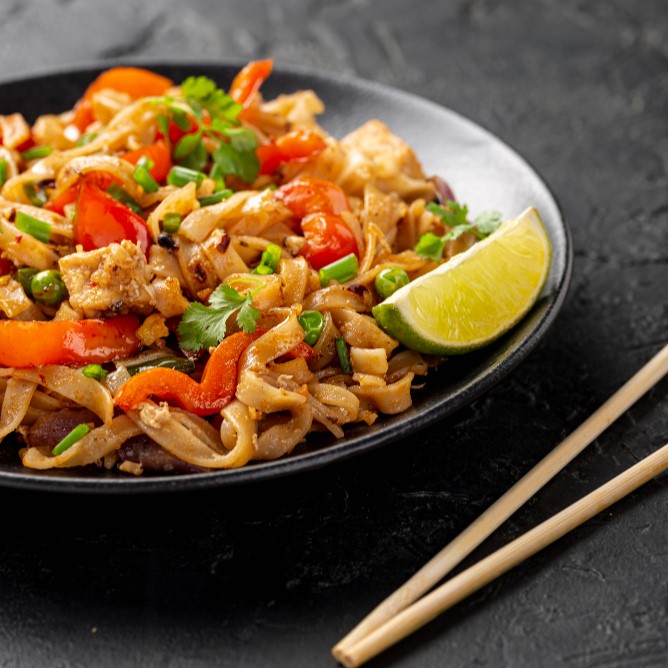 Un receta saludable navideña de Lo Mein de Pollo y Verduras incluida en el libro El espectro de la inflamación de Will Cole