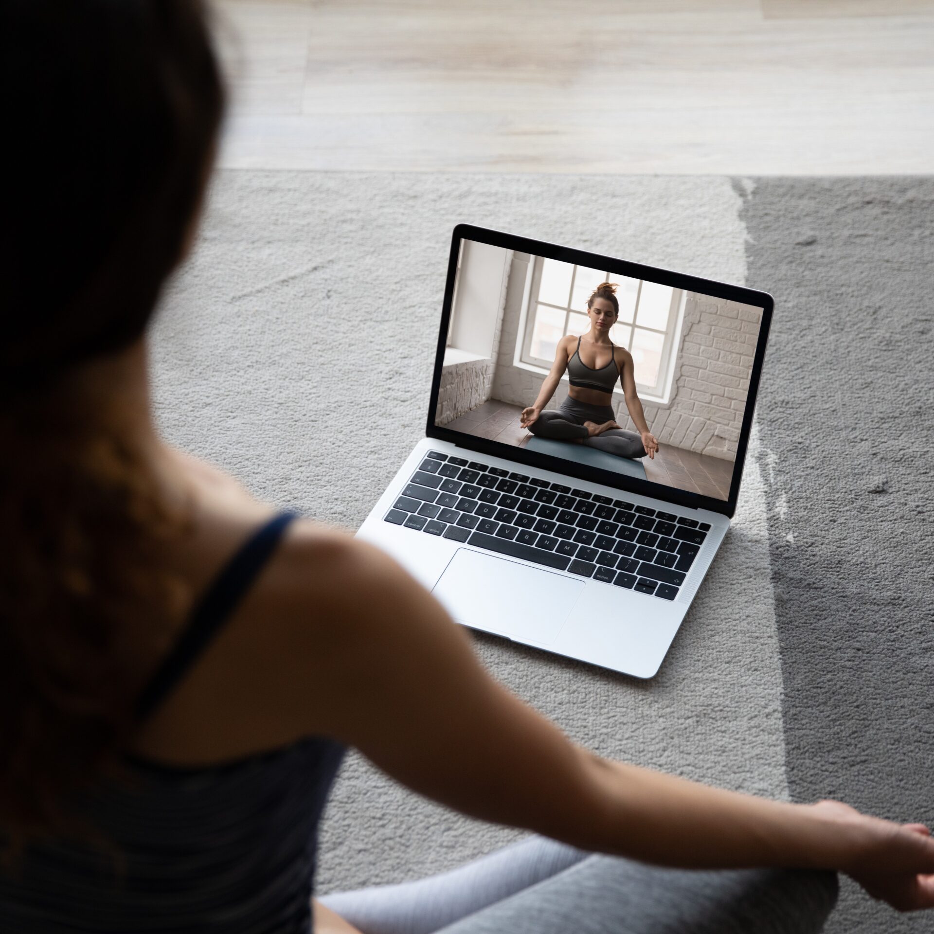 Aprende a preparar clases de yoga online con Amy Ippoliti y Taro Smith
